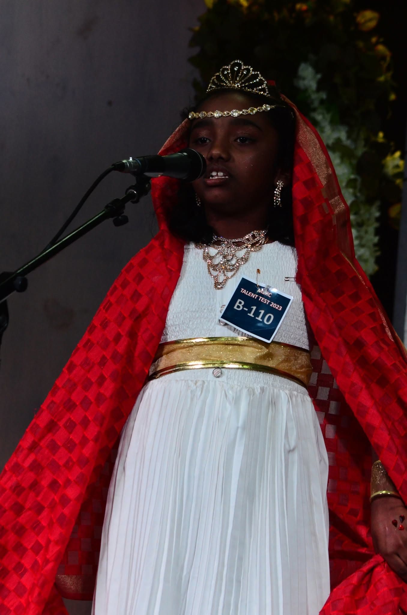 Child dressed as a queen for the talent test